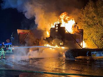 Lkw auf B303 bei Himmelkron in Flammen