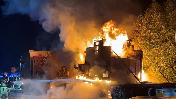 Lkw auf B303 bei Himmelkron in Flammen