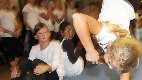 Die Drittklässler begeisterten mit Akrobatikvorführungen.  Fotos:Michael Gründel