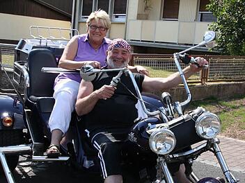 Auch wenn er gerne in Deutschland lebt, hat sich Joseph Murphy mit seinem Trike einen eher amerikanischen Traum erfüllt. Am liebsten fährt er mit Ehefrau Christl auf der Rücksitzbank durch die Rhön. Fotos:Ralf Ruppert