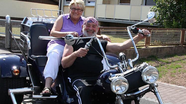 Auch wenn er gerne in Deutschland lebt, hat sich Joseph Murphy mit seinem Trike einen eher amerikanischen Traum erfüllt. Am liebsten fährt er mit Ehefrau Christl auf der Rücksitzbank durch die Rhön. Fotos:Ralf Ruppert
