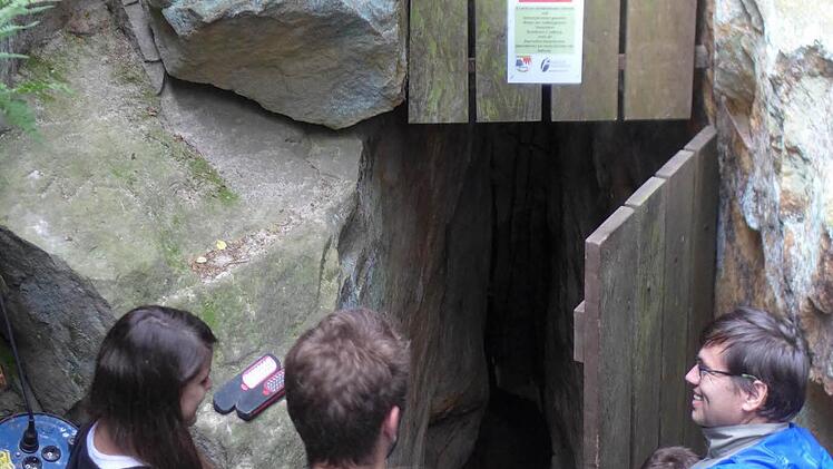 Nach drei Jahren ist die Höhle des Veitensteins erstmalig wieder zur Besichtigung geöffnet. Viele wollen hinein, aber da es nur in Gruppen zu je fünf Personen unter Führung eines Vereinsmitgliedes möglich ist, hat sich eine lange Warteschlange gebildet.