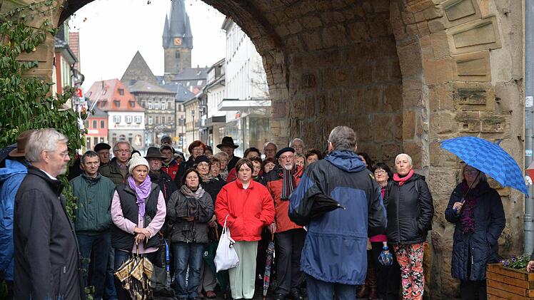 Kurzes Verschnaufen: Im Torbogen stehen die Zuhörer trocken. Foto: Ronald Rinklef