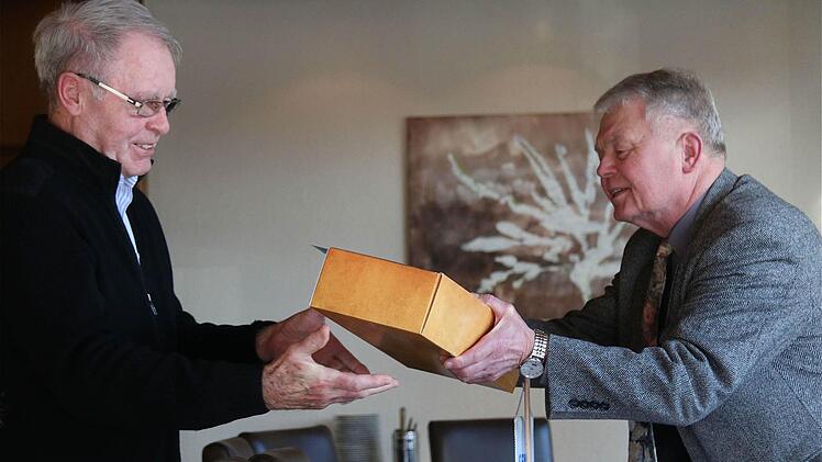 Peter Klaje verabschiedet Jürgen Rübeck aus dem Beisitz.  Foto: Gerd Schaar
