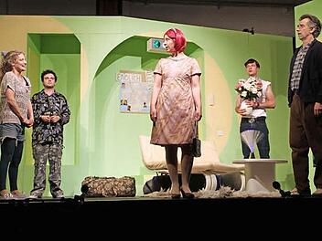 Von allein sein keine Spur: Helen (Mitte, Sandra Lava) und Georg Butler (rechts, Benjamin Jorns) sehen sich wieder ihren beiden Kindern Michael (Zweiter von links, Georg Schmiechen) und Elliott (Zweiter von rechts, Andreas Heßling) und Mitbewohnerin Janie (Silvia Steger) gegenüber.  Foto: Gerda Völk