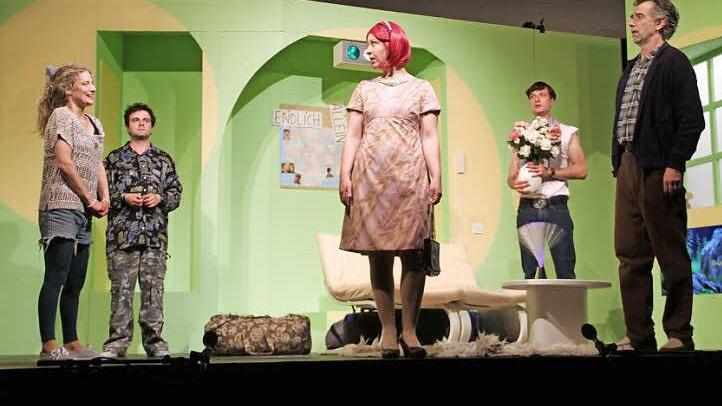 Von allein sein keine Spur: Helen (Mitte, Sandra Lava) und Georg Butler (rechts, Benjamin Jorns) sehen sich wieder ihren beiden Kindern Michael (Zweiter von links, Georg Schmiechen) und Elliott (Zweiter von rechts, Andreas Heßling) und Mitbewohnerin Janie (Silvia Steger) gegenüber.  Foto: Gerda Völk