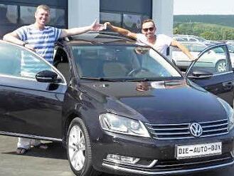 Wer nach einem Gebrauchtwagen sucht, ist bei Sven Stapf (links) an der richtigen Adresse. Foto: Brigitte Chellouche