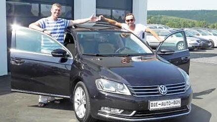 Wer nach einem Gebrauchtwagen sucht, ist bei Sven Stapf (links) an der richtigen Adresse. Foto: Brigitte Chellouche