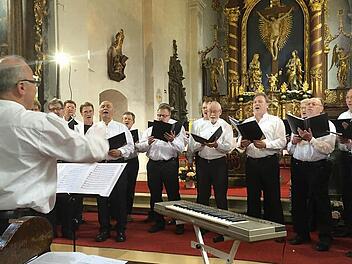 Der Chor aus Oberbach traf in der Klosterkirche Kreuzberg auf begeisterte Zuhörer. Foto: Regina Rinke
