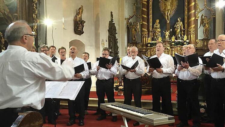 Der Chor aus Oberbach traf in der Klosterkirche Kreuzberg auf begeisterte Zuhörer. Foto: Regina Rinke