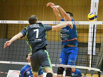 Im Hinspiel hatte Hammelburgs Lorenz Karlitzek (rechts) das Nachsehen gehabt gegen Freiburg. Die Gelegenheit zur Revanche ist da. Foto: Hopf