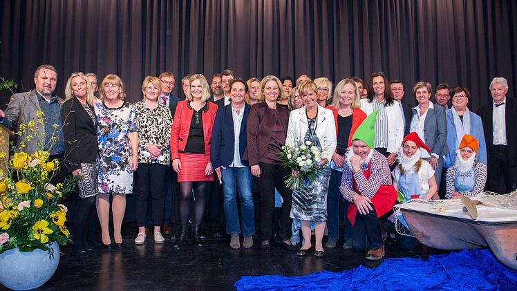 Ganz herzlich verabschiedeten die Schulleiter des Landkreises, die Seminarleitung und die Schulamts-Mitarbeiterinnen "ihre" Schulamtsdirektorin Ulrike Brech (mit Blumenstrauß) in den Ruhestand. Foto: Ulrike Langer
