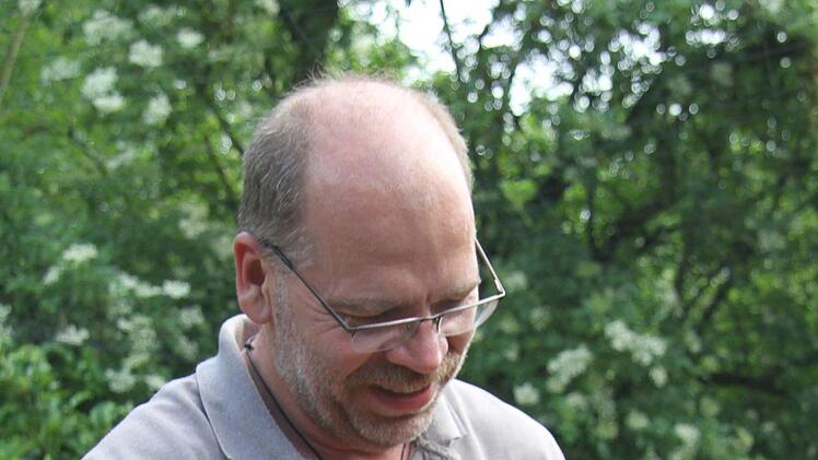 Jürgen Machulla lässt seine Hennen nur noch im umzäunten Gebiet laufen. Foto: Sonny Adam