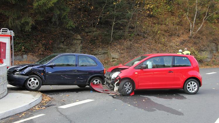 Der Fahrer des roten Skoda hat am Freitagnachmittag (26.10.2018) beim Linksabbiegen in Lauenstein den blauen Opel übesehen. Foto: Andreas Schmitt