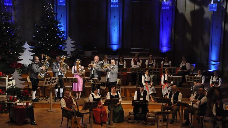 Die illuminierte Bühne und die Melodien, Lieder und Gedichte der Mitwirkenden aus der Region Main-Rhön machen die "Fränkische Weihnacht" immer zu einem besonderen Erlebnis. Foto: Peter Klopf