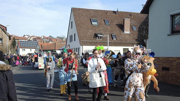 Faschingsumzug in Hausen. Bernd Czelustek