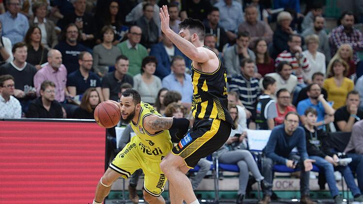 Kassius Robertson umspielt den Ludwigsburger Owen Klassen. Foto: Peter Mularczyk