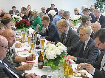 Die Unternehmer trafen sich zum Frühstück diesmal in der Firma Helmholz in Großenseebach.  Foto: Leo Hildel