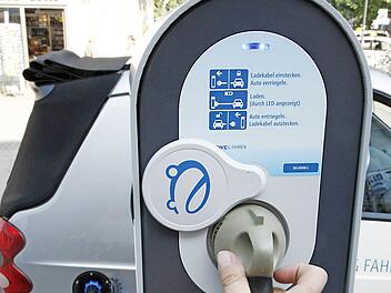 Eine Frau schließt ihr E-Auto an einer Ladesäule an. Zurzeit gibt es genug solcher E-Tankstellen im Coburger Land für die vorhandenen E-Autos. Künftig könnten mehr gebraucht werden. Foto: CT-Archiv