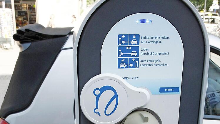 Eine Frau schließt ihr E-Auto an einer Ladesäule an. Zurzeit gibt es genug solcher E-Tankstellen im Coburger Land für die vorhandenen E-Autos. Künftig könnten mehr gebraucht werden. Foto: CT-Archiv