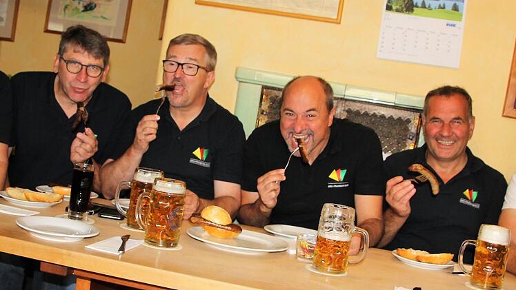 Einfach mal reinbeißen:  Mundet die Drei-Franken-Bratwurst mit einem Hauch Silvaner den Testessern Helmuth Bodenstein, Josef Körner, Ernst Nickel, Johannes Krapp, Armin Luther und Martin Kreß? Diana Fuchs