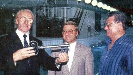 B&uuml;rgermeister Hans Ort und die Architekten M&uuml;ller und Nadler (von links) bei der Schl&uuml;ssel&uuml;bergabe am 21. Juli 1989  Foto: privat