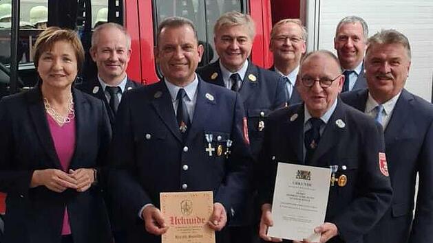 Ehrungen bei der Feuerwehr F&ouml;lschnitz; unser Bild zeigt (von links) B&uuml;rgermeisterin Anita Sack, Kreisbrandmeister Jochen Lauterbach, Harald Spindler, Kreisbrandinspektor Fritz Weinlein, Kommandanten R&uuml;diger Engelbrecht, Herbert P&ouml;hlmann, Zweiten V...