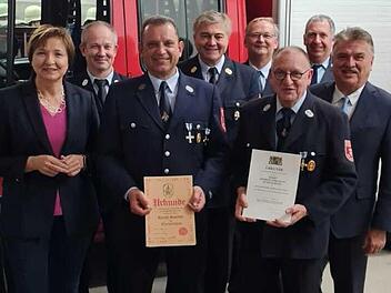 Ehrungen bei der Feuerwehr F&ouml;lschnitz; unser Bild zeigt (von links) B&uuml;rgermeisterin Anita Sack, Kreisbrandmeister Jochen Lauterbach, Harald Spindler, Kreisbrandinspektor Fritz Weinlein, Kommandanten R&uuml;diger Engelbrecht, Herbert P&ouml;hlmann, Zweiten V...