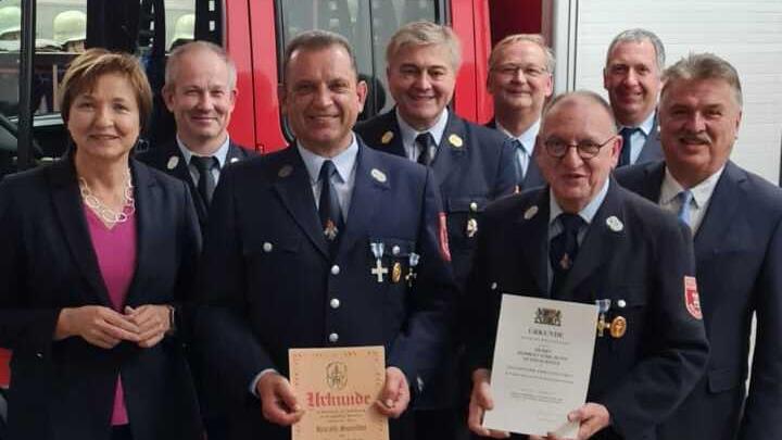 Ehrungen bei der Feuerwehr F&ouml;lschnitz; unser Bild zeigt (von links) B&uuml;rgermeisterin Anita Sack, Kreisbrandmeister Jochen Lauterbach, Harald Spindler, Kreisbrandinspektor Fritz Weinlein, Kommandanten R&uuml;diger Engelbrecht, Herbert P&ouml;hlmann, Zweiten V...