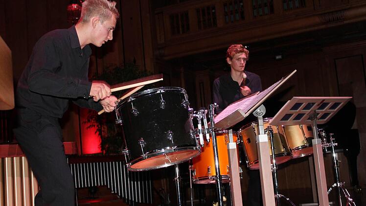 Simon Fäth (links) und Adrian Zerbe von Two for Rhythm aus Aschaffenburg bei ihrem Auftritt.