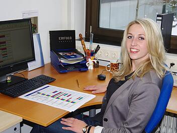 Kathrin Glaser plant an ihrem Schreibtisch längst Veranstaltungen für das Jahr 2013.  Foto: Klaus Werner