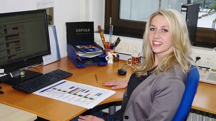 Kathrin Glaser plant an ihrem Schreibtisch längst Veranstaltungen für das Jahr 2013.  Foto: Klaus Werner