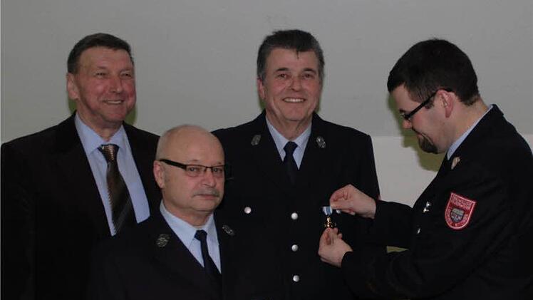 Landrat Robert Finster (links) und Kreisbrandmeister Dirk Albrecht (rechts) zeichneten Wolfgang Knöchel und Heinz Dorsch für 40 Jahren Feuerwehrdienst mit dem goldenen Ehrenzeichen aus.