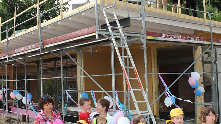 Nach menschlichem Ermessen können die Kinder noch heuer das neue Gebäude beziehen. Fotos: fra-press