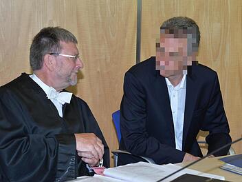 Auf Betreiben von Verteidiger Hans-Heinrich Eidt (links) tagte das Gericht am Montag zweimal. Die Schwägerin des Opfers will Ulrich S. mit der Waffe in der Hand im Keller des Alten Schützenhauses gesehen haben.  Foto: Ronald Rinklef