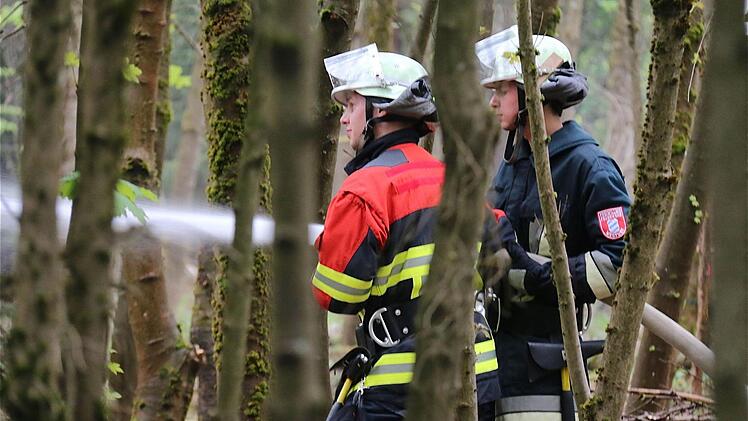 Die Feuerwehr löschte: Kerosin hatte den Wald in Brand gesteckt.