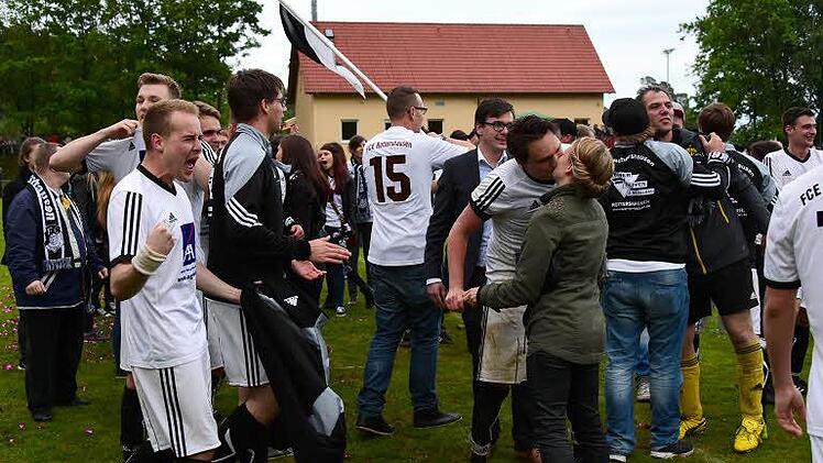 Der FC Rottershausen ist Kreisklassist nach einem dramatischen Sieg im Elfmeterschießen gegen den SV Niederlauer. Foto: Anders