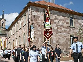 Herausgeputzt hat sich Gefäll zum Dorffest, das die Bürger zum Abschluss der Dorferneuerungsmaßnahme am Sonntag gefeiert haben. Beim Festzug durch das Dorf war Gelegenheit, alles zu bewundern. Fotos: Gabi Sell