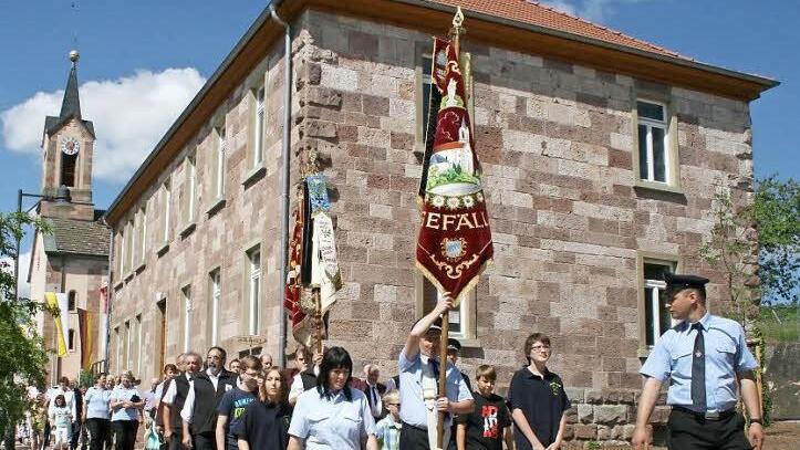 Herausgeputzt hat sich Gefäll zum Dorffest, das die Bürger zum Abschluss der Dorferneuerungsmaßnahme am Sonntag gefeiert haben. Beim Festzug durch das Dorf war Gelegenheit, alles zu bewundern. Fotos: Gabi Sell