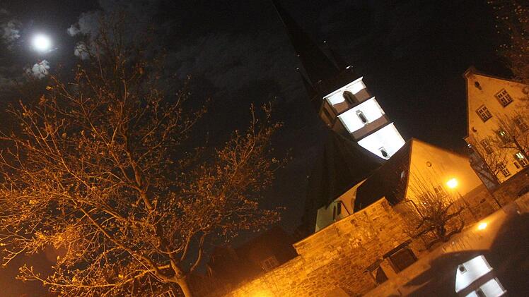 Der Kirchturm von St. Kilian leuchtet mit dem Mond um die Wette. Foto: Matthias Einwag