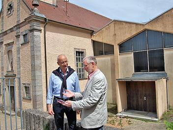 Nach Eintreffen des staatlichen Zuwendungsbescheides beraten der frühere Kirchenpfleger Franz-Peter Jörg und Bürgermeister Waldemar Bug vor der Kirche das weitere Vorgehen.  Foto: Sigismund von Dobschütz