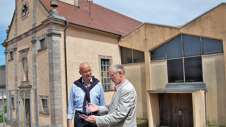 Nach Eintreffen des staatlichen Zuwendungsbescheides beraten der frühere Kirchenpfleger Franz-Peter Jörg und Bürgermeister Waldemar Bug vor der Kirche das weitere Vorgehen.  Foto: Sigismund von Dobschütz