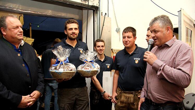 Feuerwehrsitzender Jürgen Hoffmann (r.) und Kommandant Walter Nussel (l.) hatten persönliche Worte für die Gäste aus dem österreichischen Lavanttal.  Foto: Richard Sänger
