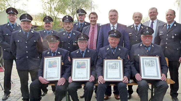 Ehrungen bei der Feuerwehr Schwand; im Bild (vorne, von links) Eberhard Sesselmann, Manfred Graß, Gerhard Haderdauer und Manfred Ott sowie (hinten, von links) Timo Haderdauer, Ralf Sesselmann, Gernot Sesselmann, Werner Hofmann, Bernd Weinmann, Roland Wolfrum, Klaus Peter Söllner, Horst Tempel, Franz Schrepfer und Alexander Reinsch Foto: Werner Oetter