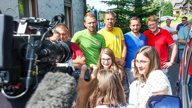 Anikka Sunderland (rechts vorne) und ihre Töchter sind überglücklich, als sie in ihr renoviertes Haus einziehen. Foto: Andreas Schmitt