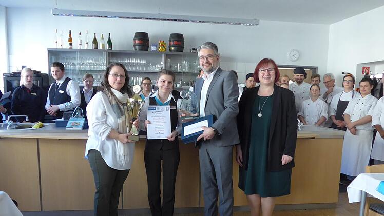 Stadtmeisterin Carina Proske mit der Vorsitzenden der Jury, Antje Karl sowie Joachim Kastner (Hotel- und Gaststättenverband) und Schulleiterin Ruth Bankmann