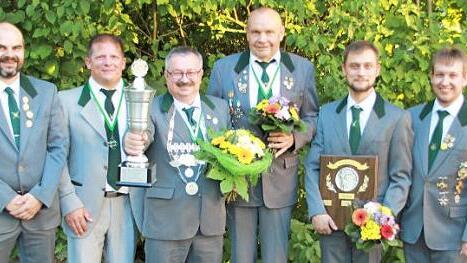 Regentschaft (von links): Sven Klostermann, 2. Ritter Oliver Schulz, Schützenkönig Sergej Netschiporenko, 1. Ritter Reinhard Mohr, Gewinner des Königstellers David Kessel, Fabian Wäschenfelder  Fotos: Fabian Wäschenfelder