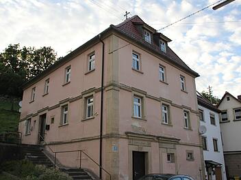 Das Anwesen Hauptstraße 29 soll nun mithilfe von Förderungen saniert werden. Im Gebäude sollen Wohnungen entstehen.Veronika Schadeck