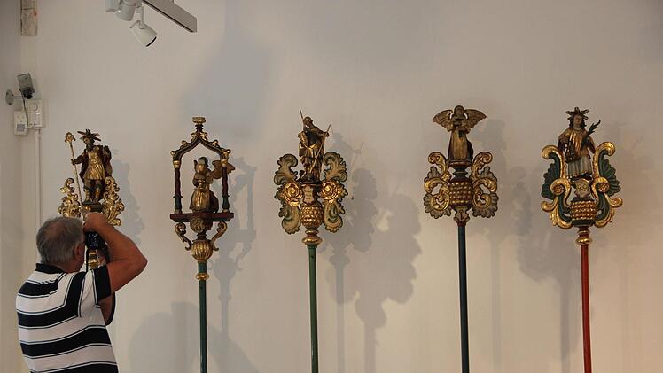 Paul Ziegler dokumentiert im Hennebergmuseum für die katholische Kirchengemeinde die Zunftstangen der Stadtpfarrkirche.Heike Beudert