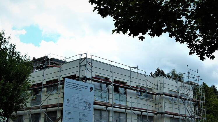 Im Bauzeitenplan und auch im Kostenrahmen liegt der Erweiterungsbau für die Kindertagesstätte. Im September sollen die neuen Räuem für Kindergarten, Hort und Krippe bezugsfertig sein. Foto: Werner Reißaus